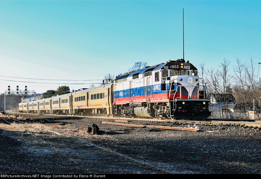 MNCR 4902 on train 1105